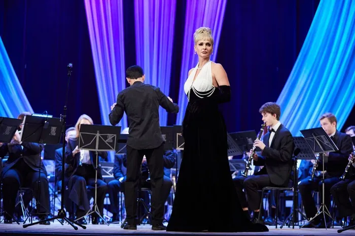 photo_5285383881584480815_y